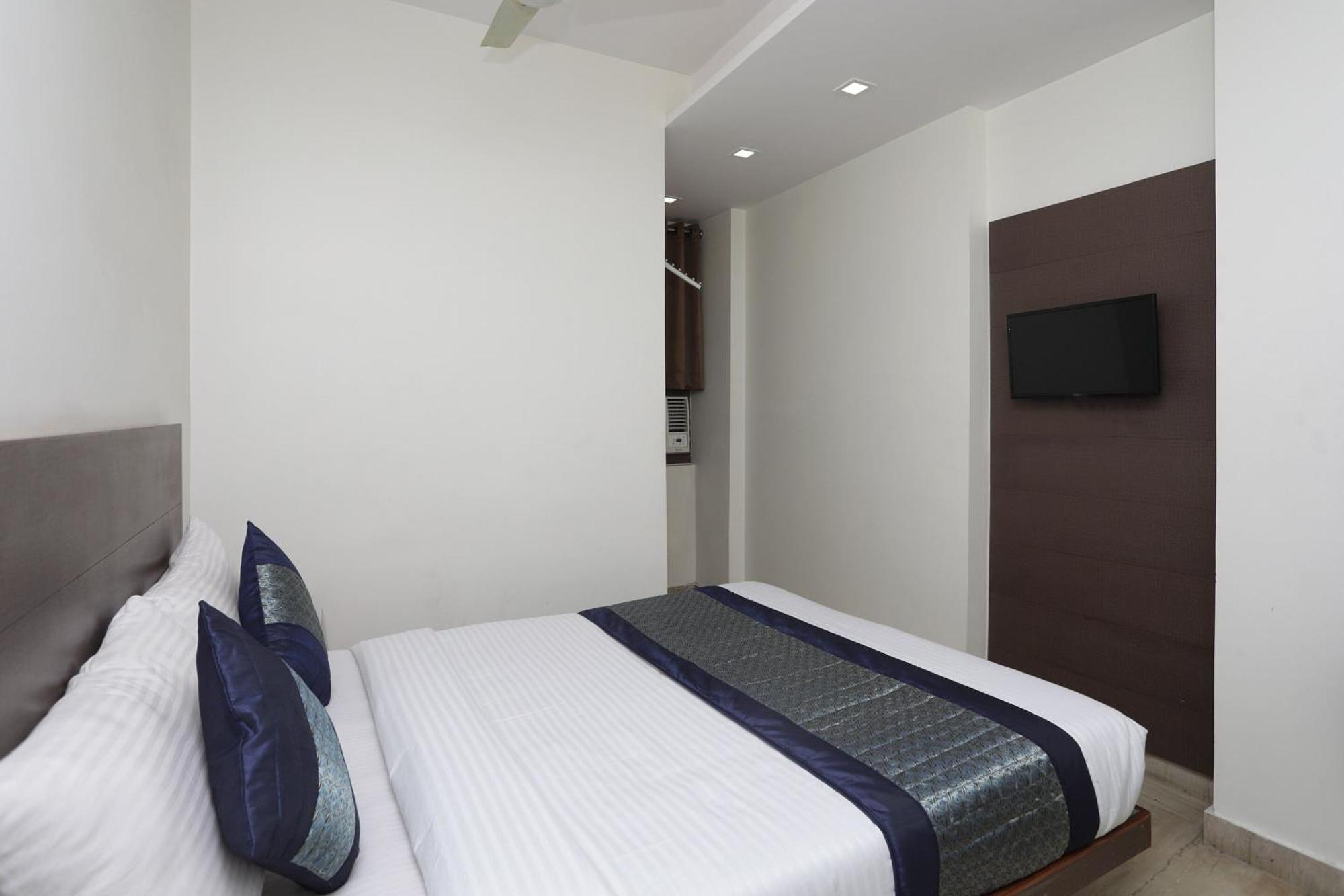 โอโย 12519 โฮเต็ล ซันพาเลซ Hotel เดลี ภายนอก รูปภาพ