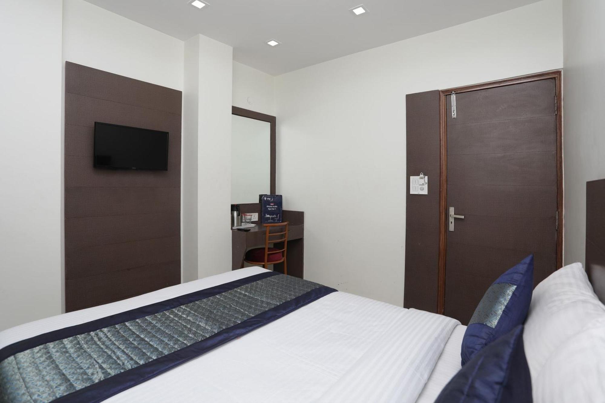 โอโย 12519 โฮเต็ล ซันพาเลซ Hotel เดลี ภายนอก รูปภาพ