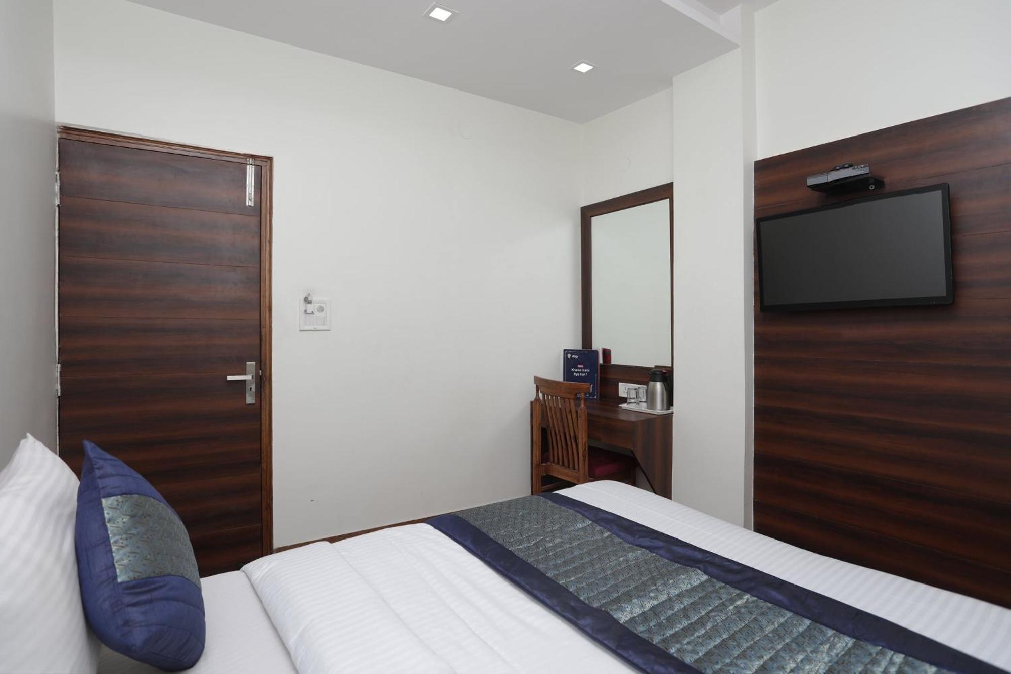 โอโย 12519 โฮเต็ล ซันพาเลซ Hotel เดลี ภายนอก รูปภาพ