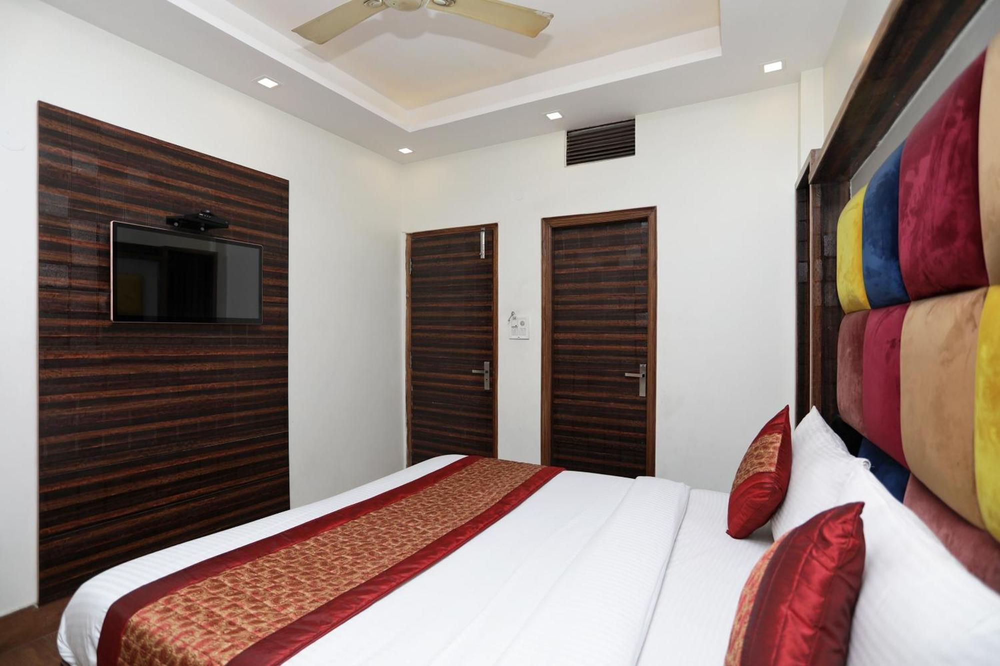โอโย 12519 โฮเต็ล ซันพาเลซ Hotel เดลี ภายนอก รูปภาพ
