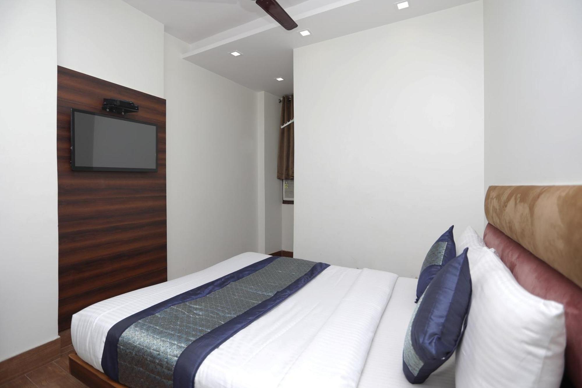 โอโย 12519 โฮเต็ล ซันพาเลซ Hotel เดลี ภายนอก รูปภาพ